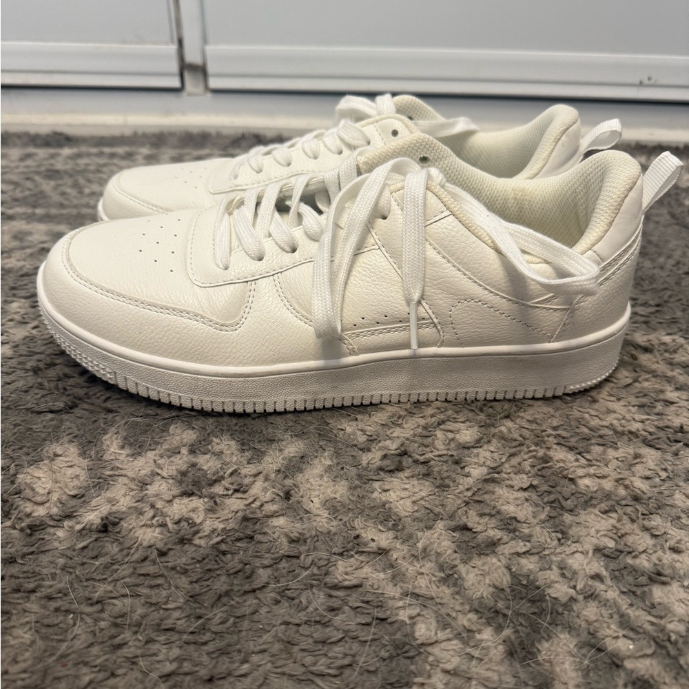 Men’s white casual shoe